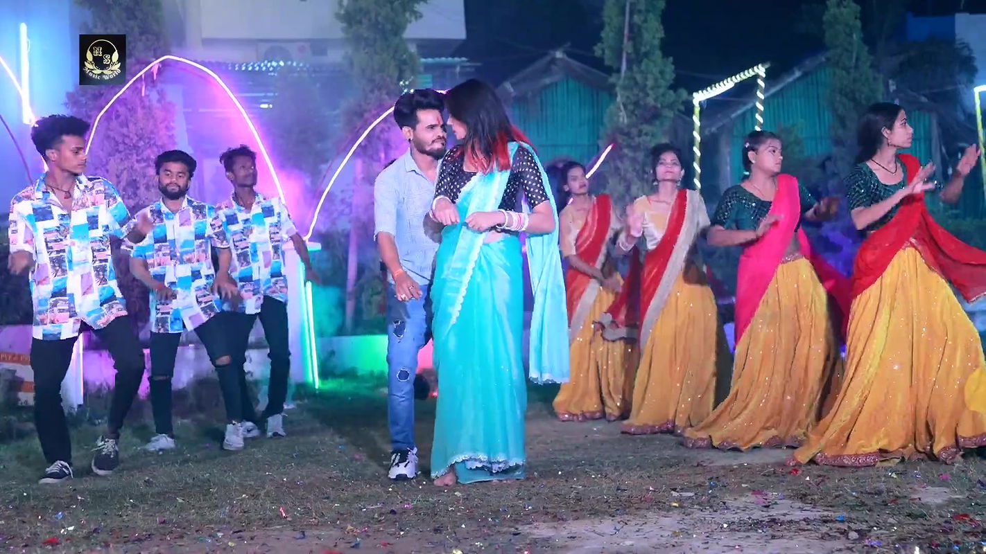 Priya Raj hot saree song – Navel caressed