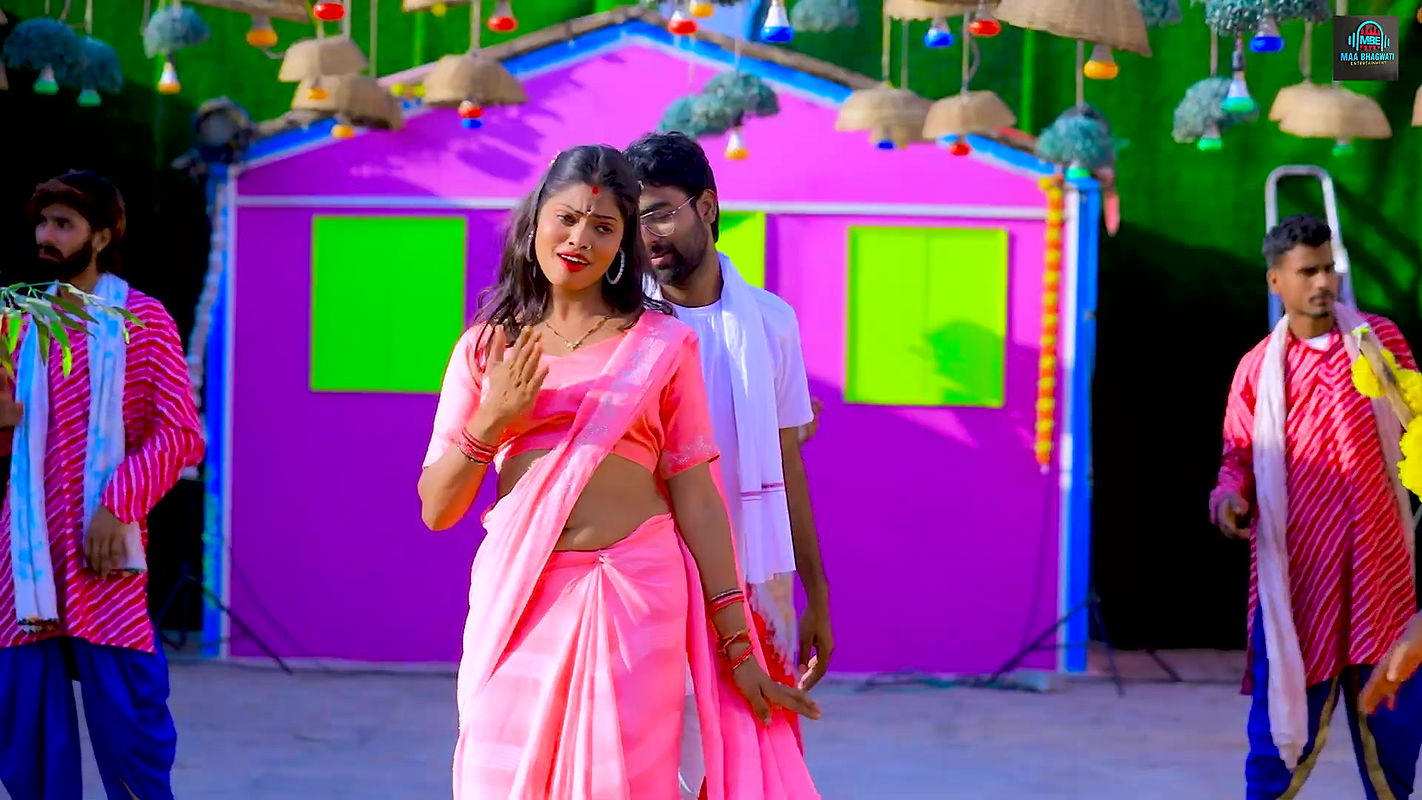 Shivani Pandey hot saree song – Navel caressed and squeezed