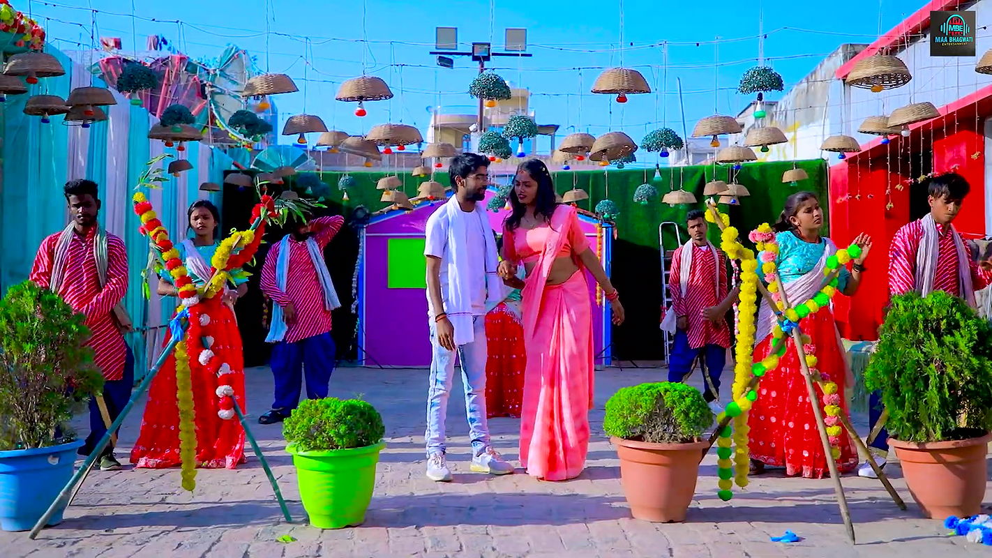 Shivani Pandey hot saree song – Navel caressed and squeezed