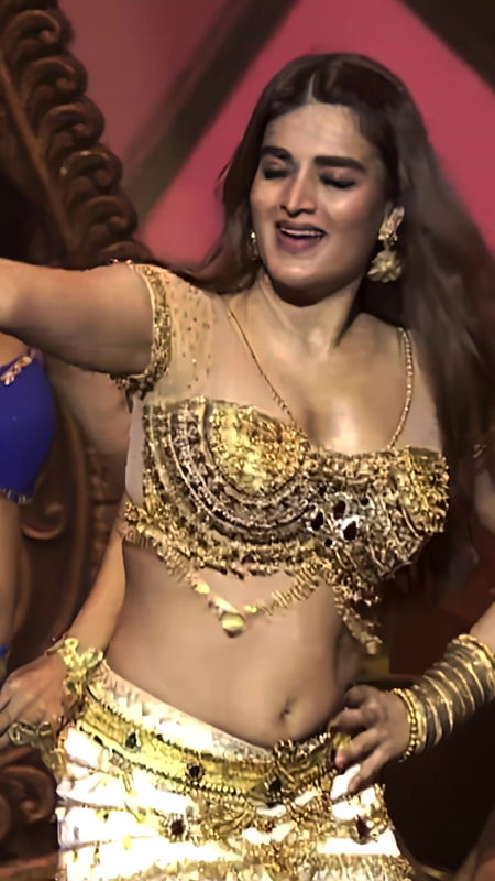 NIDHI AGARWAL SIZZLING DIVA CUTE CLEAVAGE AND NAVEL TEASE AT STAGE EVENT HQ VIDEO
