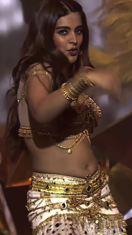 NIDHI AGARWAL SIZZLING DIVA CUTE CLEAVAGE AND NAVEL TEASE AT STAGE EVENT HQ VIDEO