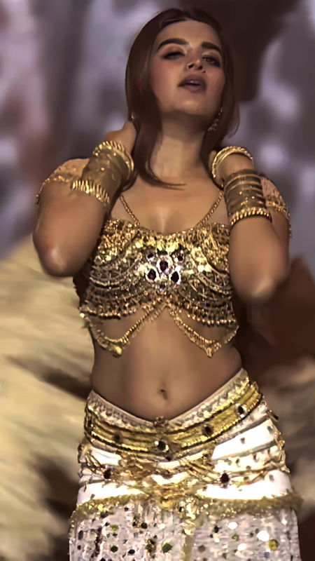 NIDHI AGARWAL SIZZLING DIVA CUTE CLEAVAGE AND NAVEL TEASE AT STAGE EVENT HQ VIDEO