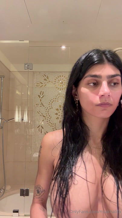 Mia Khalifa onlyfans live bath2