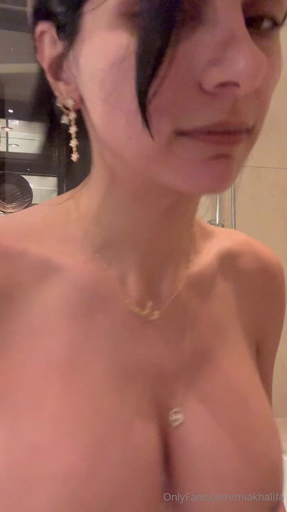 Mia Khalifa onlyfans live bath2