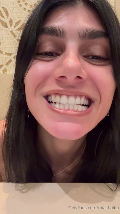 Mia Khalifa onlyfans live bath2