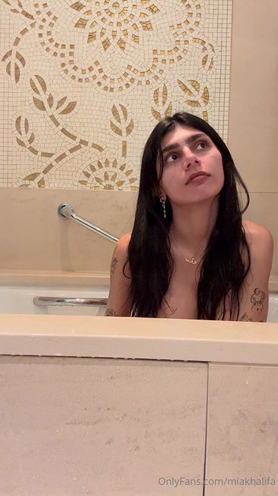 Mia Khalifa onlyfans live bath2