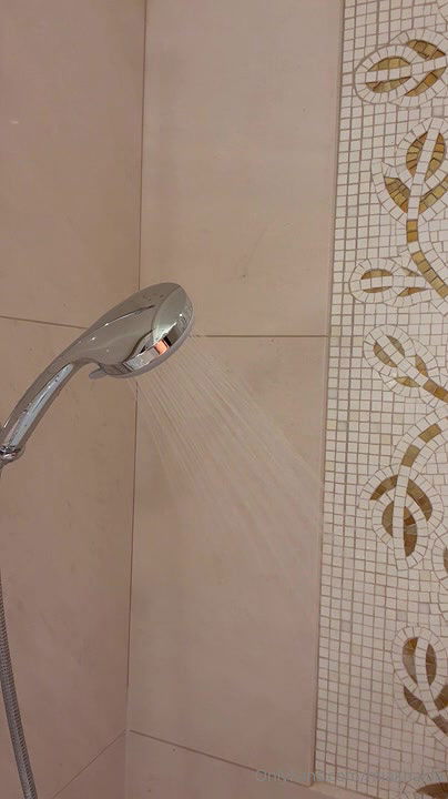 Mia Khalifa onlyfans live bath2