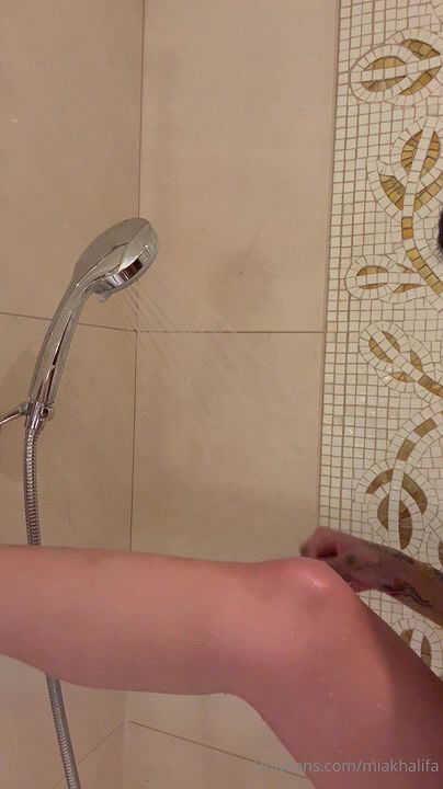 Mia Khalifa onlyfans live bath2