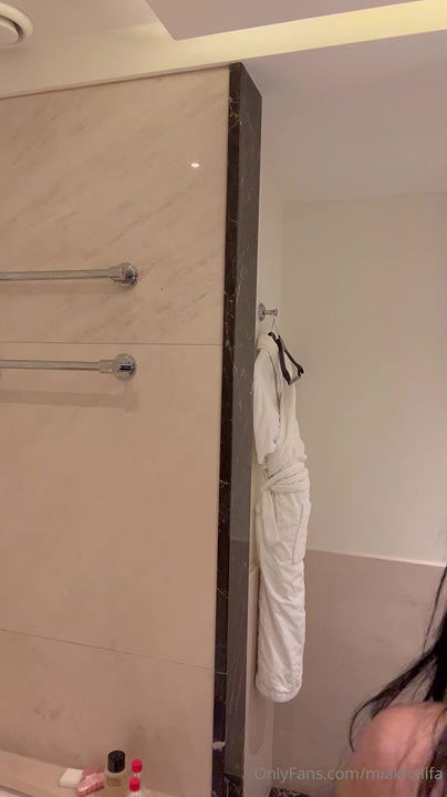 Mia Khalifa onlyfans live bath2