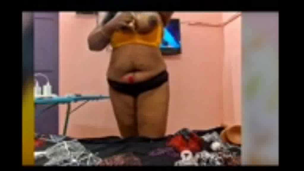 Tamil Aunty Big Boobs Show on Cam with Bad Words Audio2
