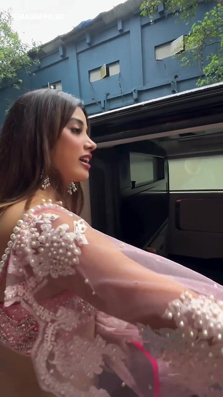 STUNNING TEMPTRESS JHANVI KAPOOR IRRESISTIBLE CUMWORTHY SEXY EXPOSE IN DESI LOOK HQ4