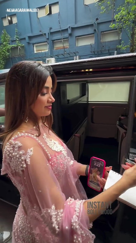 STUNNING TEMPTRESS JHANVI KAPOOR IRRESISTIBLE CUMWORTHY SEXY EXPOSE IN DESI LOOK HQ4