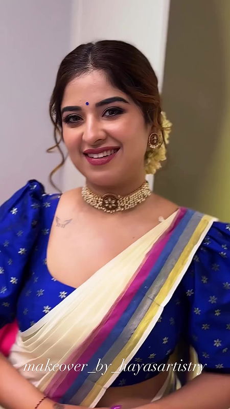 Aparna thoms rare sexy deep navel in kerala saree2