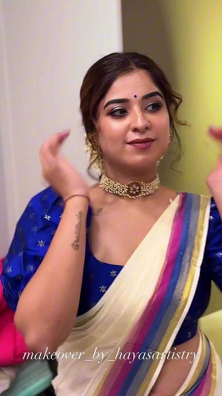 Aparna thoms rare sexy deep navel in kerala saree2