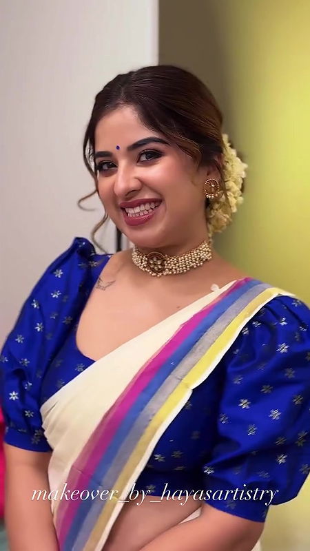 Aparna thoms rare sexy deep navel in kerala saree2