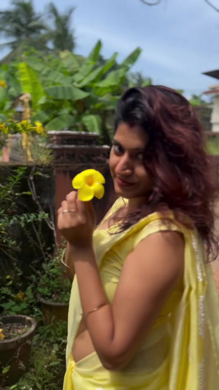 beautiful dusky malayali gilr navel in yellow saree2