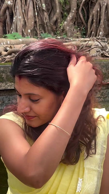 beautiful dusky malayali gilr navel in yellow saree2