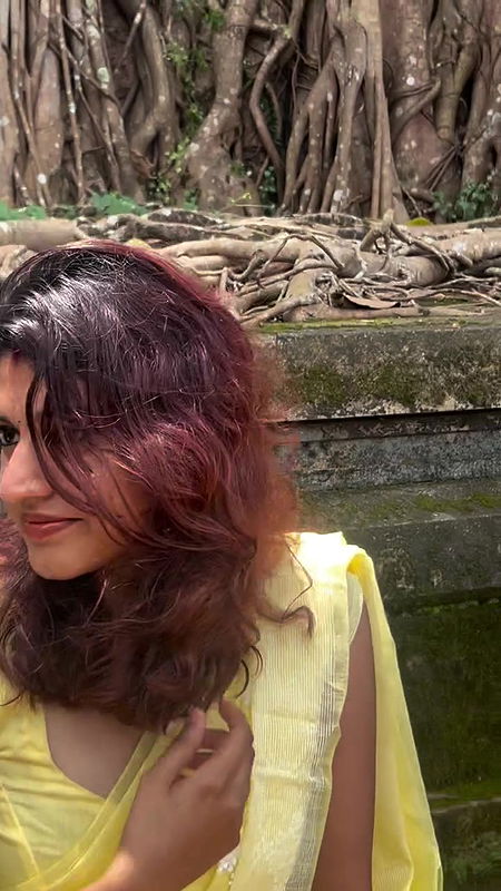 beautiful dusky malayali gilr navel in yellow saree2