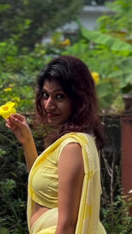 beautiful dusky malayali gilr navel in yellow saree2