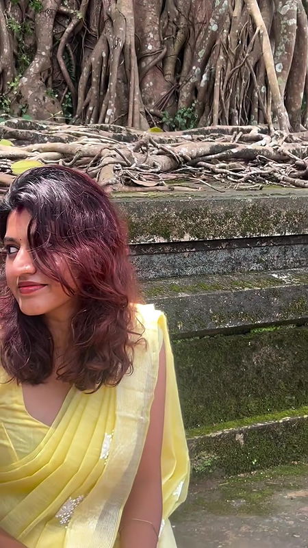 beautiful dusky malayali gilr navel in yellow saree2