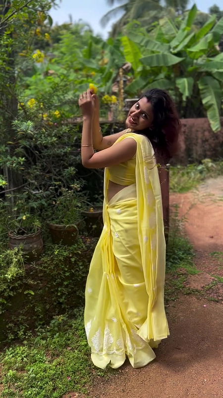 beautiful dusky malayali gilr navel in yellow saree2