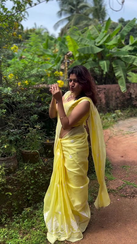 beautiful dusky malayali gilr navel in yellow saree2
