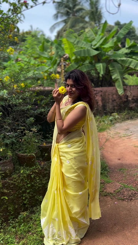 beautiful dusky malayali gilr navel in yellow saree2