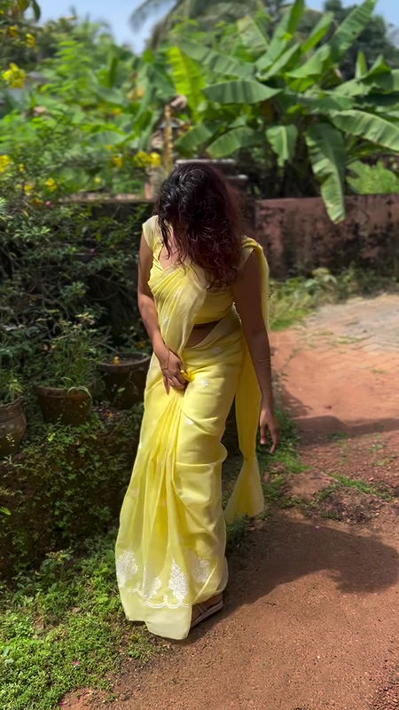 beautiful dusky malayali gilr navel in yellow saree2