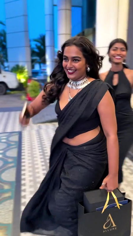 malayali hot fleshy model navel in black saree2