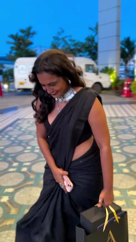 malayali hot fleshy model navel in black saree2