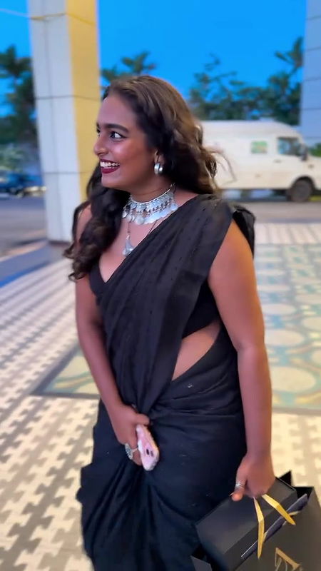 malayali hot fleshy model navel in black saree2