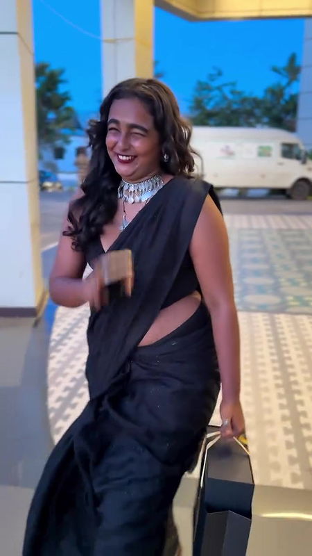 malayali hot fleshy model navel in black saree2