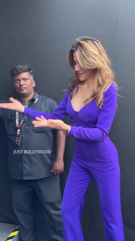 NIKITA TAMBOLI MILKY BEAUTY DEEP CLEAVAGE DELIBERATE SHOW2