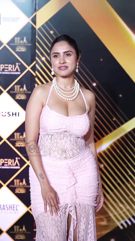 PRIYANKA HUGE BOOBS POPPING CLEAVAGE DESIRED AND SEXY LEGS TEASE2
