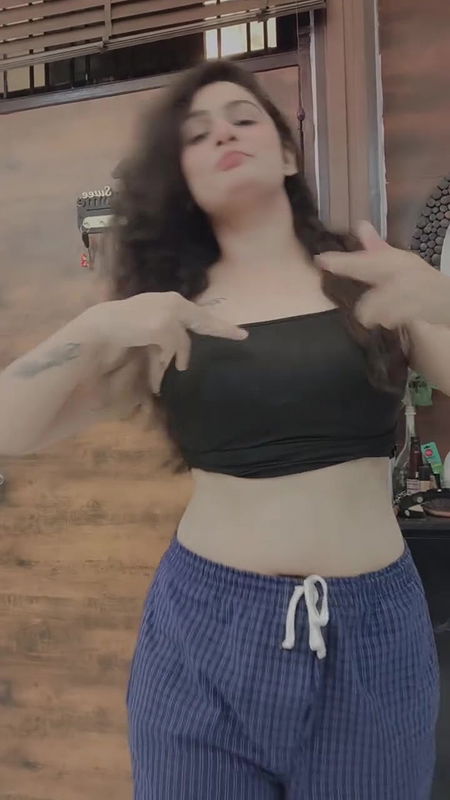 sexy desi babe deep navel in black tshirt2