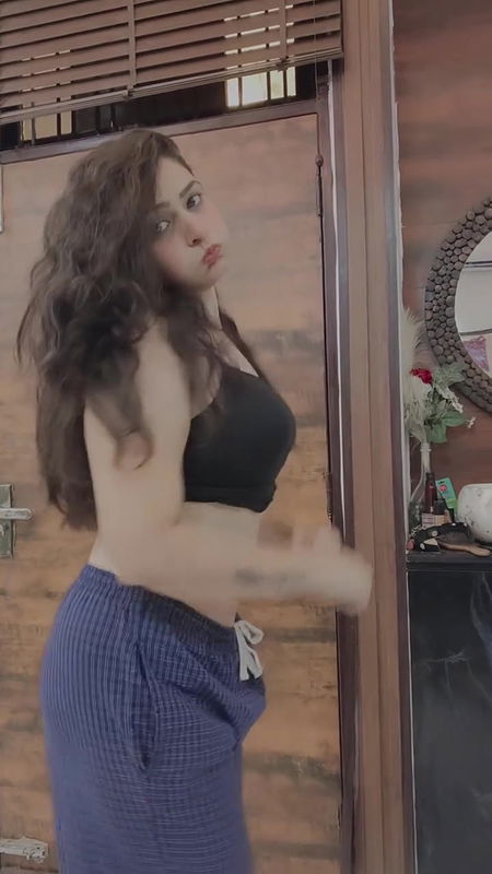 sexy desi babe deep navel in black tshirt2