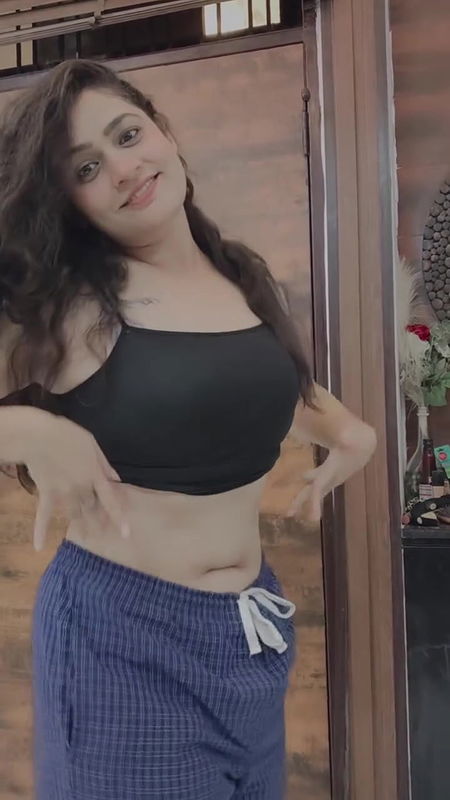 sexy desi babe deep navel in black tshirt2