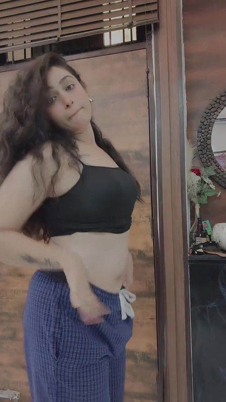 sexy desi babe deep navel in black tshirt2