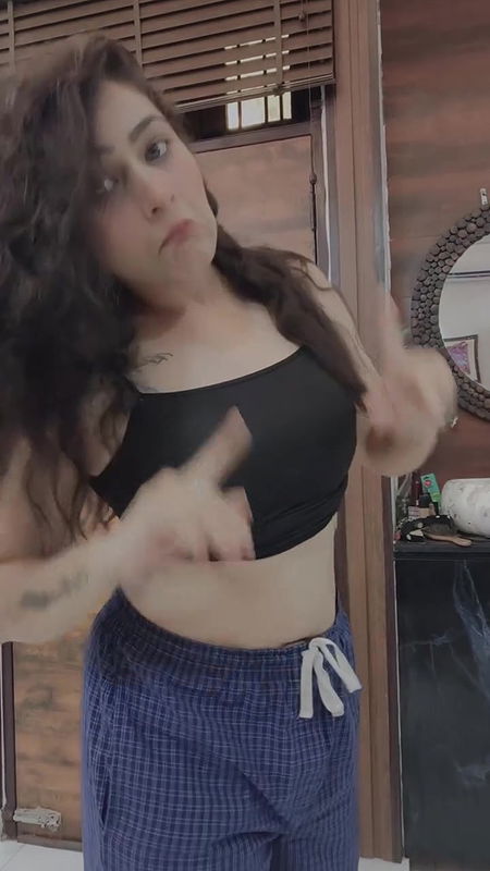 sexy desi babe deep navel in black tshirt2