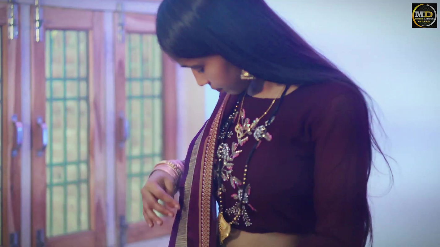 Cutie Divyanshi hot saree song – Navel caressed nicely2