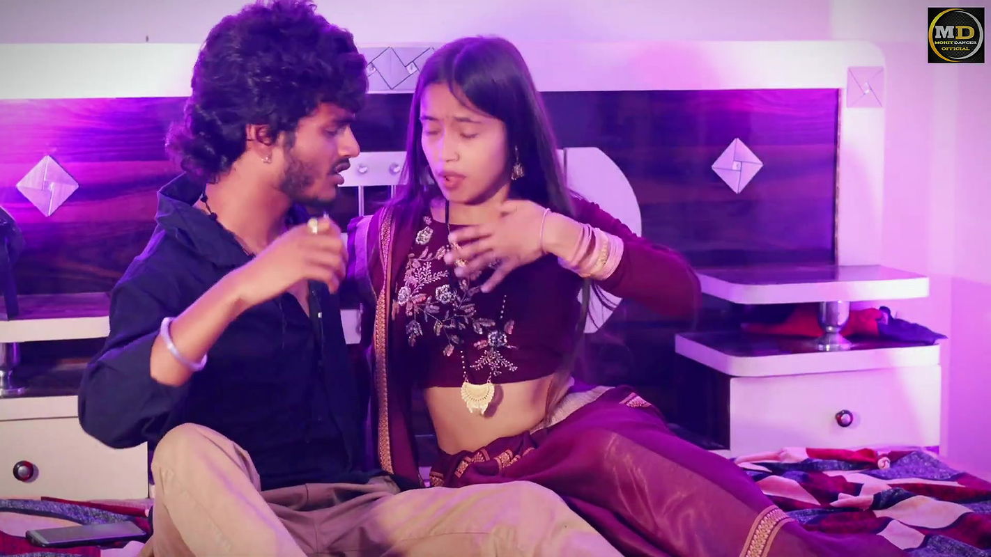 Cutie Divyanshi hot saree song – Navel caressed nicely2