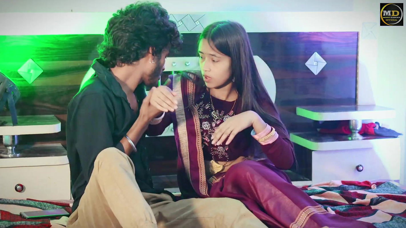 Cutie Divyanshi hot saree song – Navel caressed nicely2