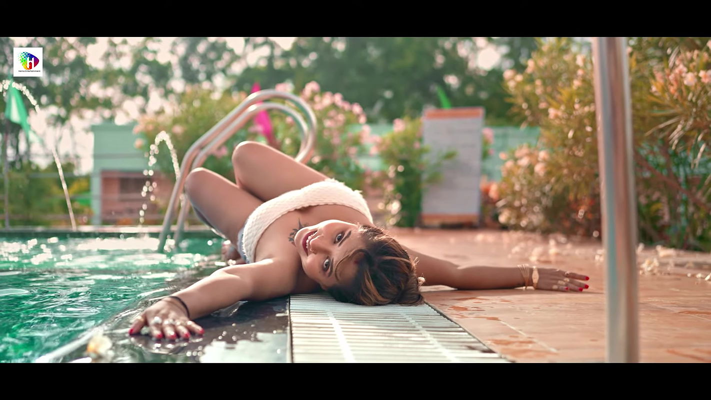 Desi pornstar Tina Nandi boobs pressed & felt, navel press, thighs & armpit show4