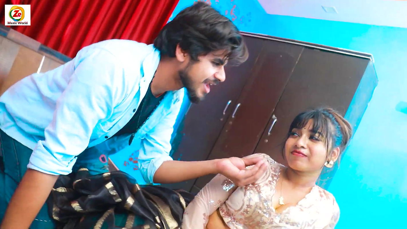 Mausam hot saree song – Navel fingered and caressed, cleavage2