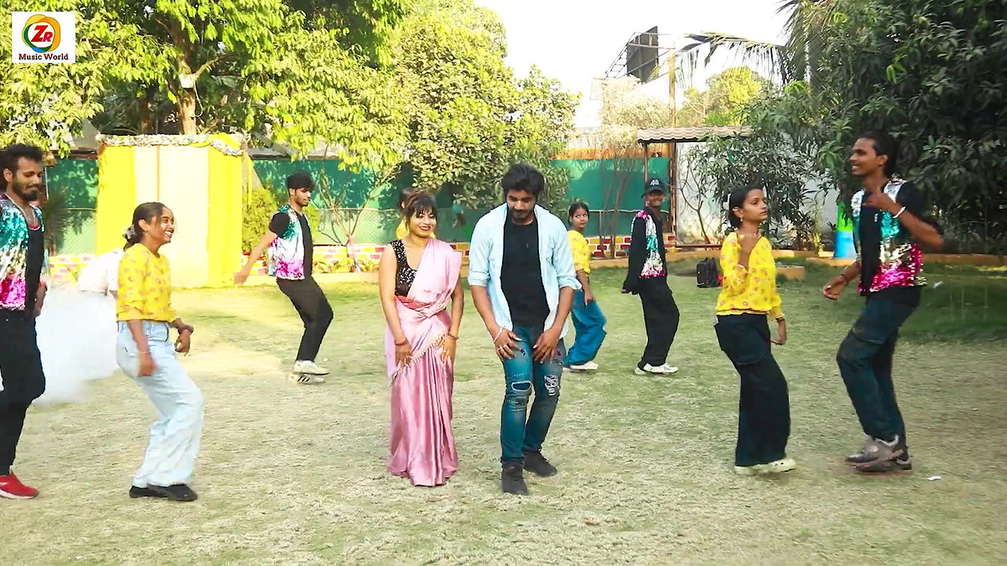 Mausam hot saree song – Navel fingered and caressed, cleavage2