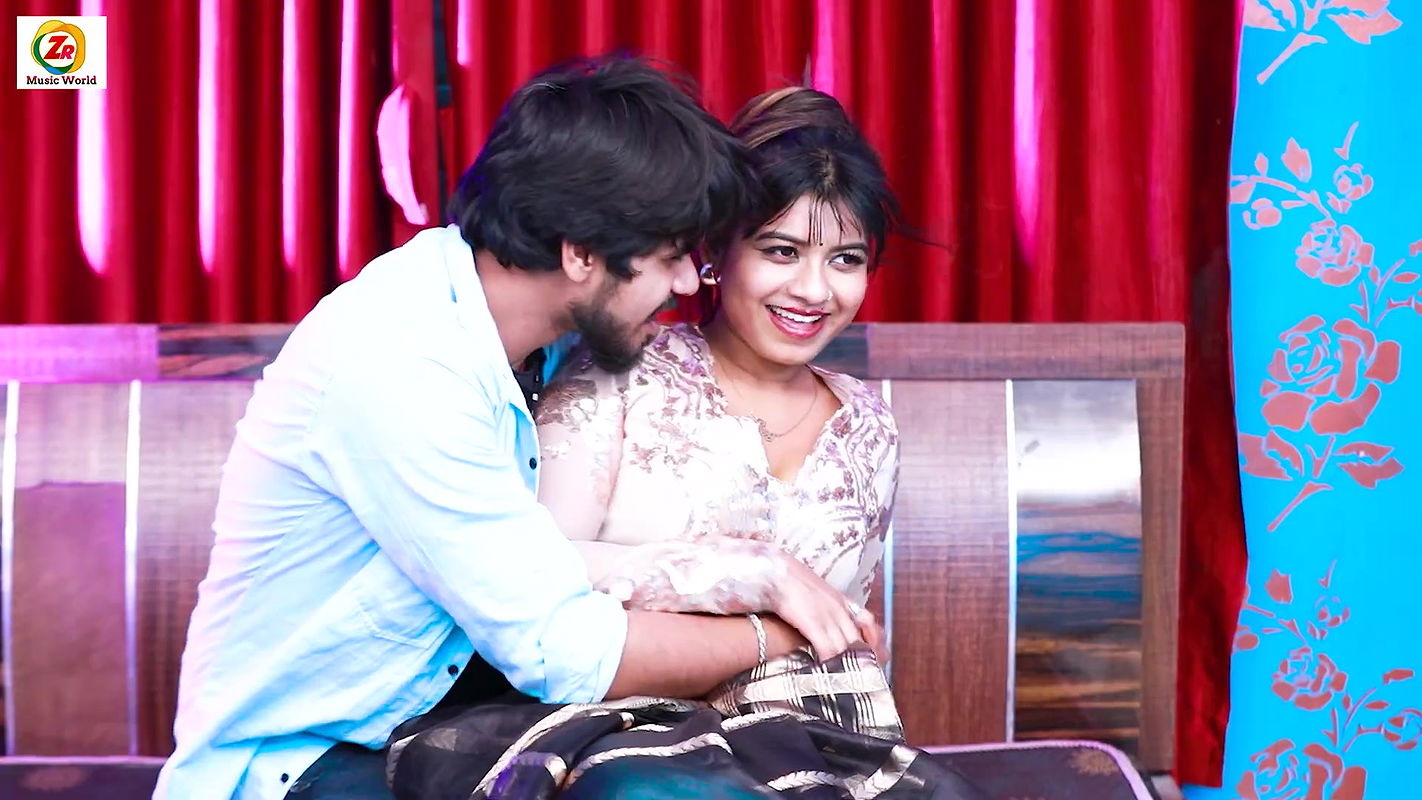 Mausam hot saree song – Navel fingered and caressed, cleavage2