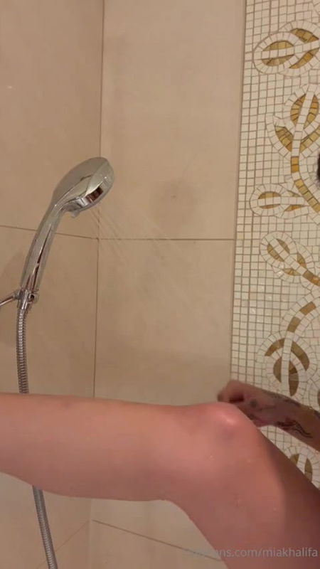 Mia Khalifa onlyfans live bath3