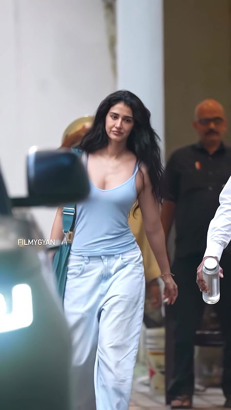 DISHA PATANI AMPLE CLEAVAGE BOLD BABE SEXY TEASE HQ VIDEO