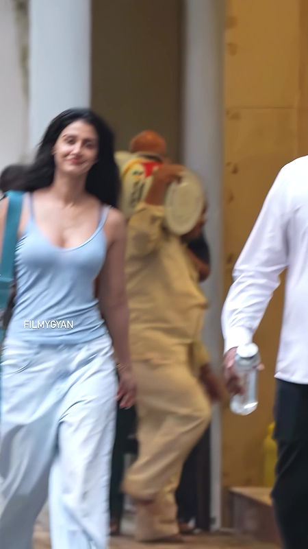 DISHA PATANI AMPLE CLEAVAGE BOLD BABE SEXY TEASE HQ VIDEO