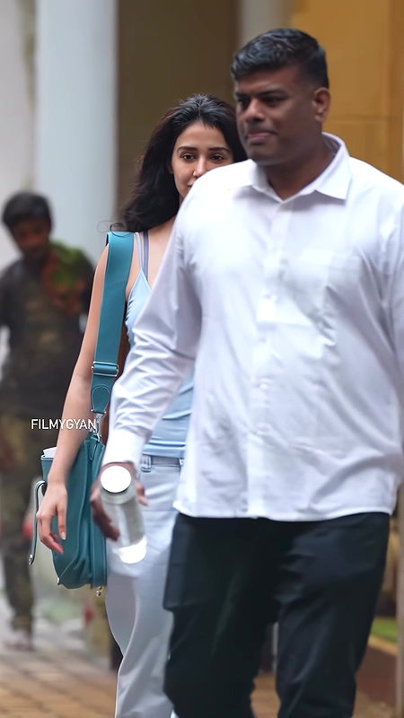 DISHA PATANI AMPLE CLEAVAGE BOLD BABE SEXY TEASE HQ VIDEO